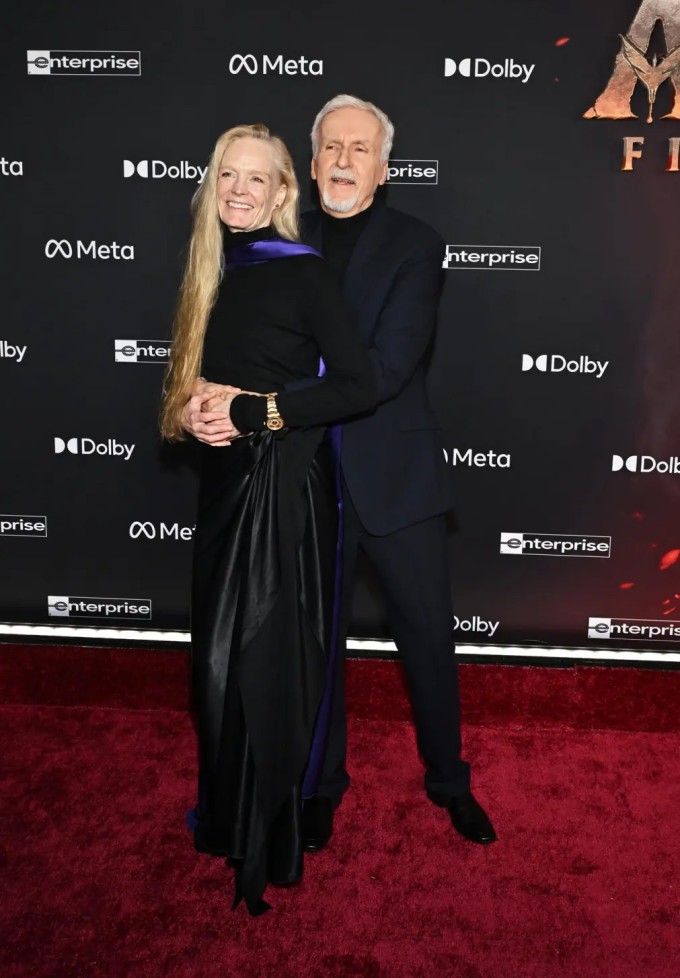 Đạo diễn James Cameron dự buổi công chiếu cùng vợ, cựu diễn viên Suzy Amis Cameron.