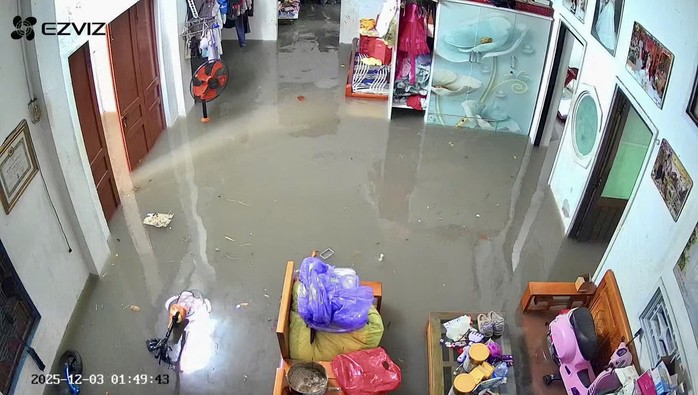 Nước tràn vào nhà chị Huyền Trang vào nửa đêm