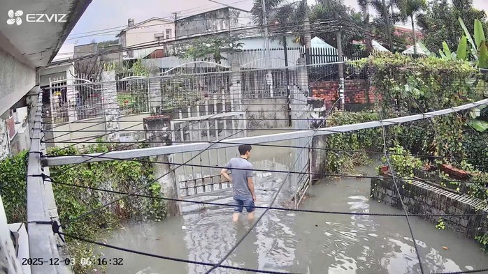 Khu vực này thấp hơn so với xung quanh, sáng nay nước vẫn chưa thể thoát