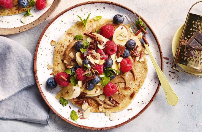 Bữa sáng với ngũ cốc nguyên cám, sữa chua Hy Lạp và hoa quả tươi giúp duy trì năng lượng bền vững mà không làm tăng đường huyết. Ảnh: Tesco