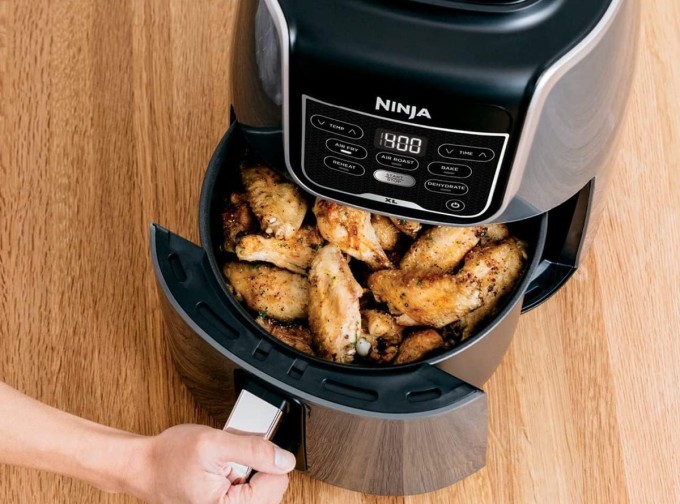 Nên tránh tẩm bột ướt vào thực phẩm khi nấu bằng nồi chiên không dầu vì bột ướt dễ bị chảy xuống đáy nồi, gây cháy khét.