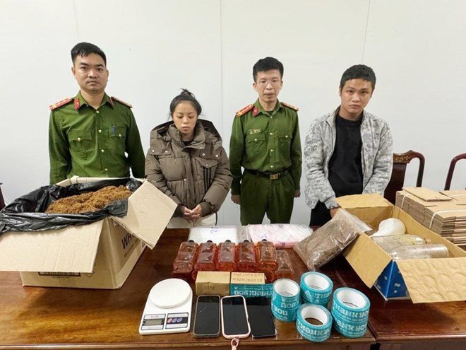 Đối tượng Dũng và Mạo cùng tang vật ma túy. Ảnh: Công an Hà Tĩnh.