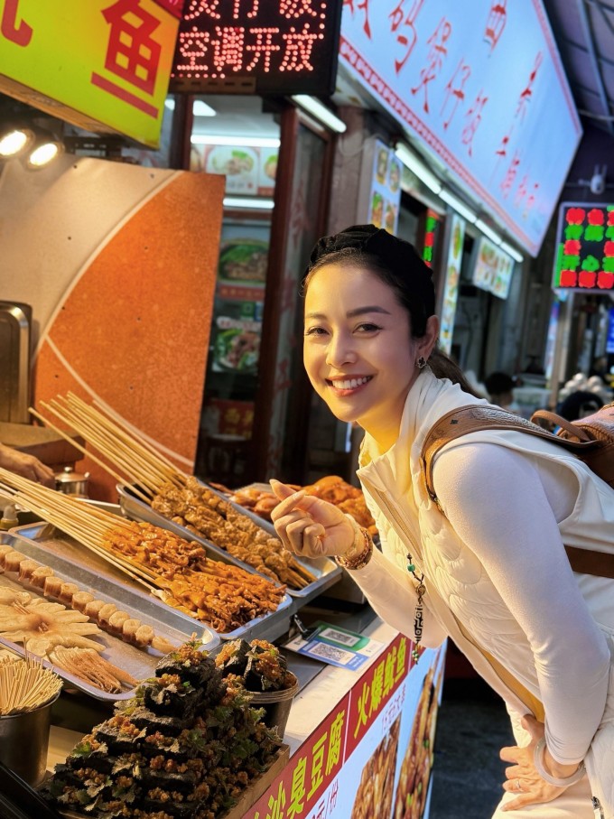 Jennifer Phạm đang có chuyến vi vu Trung Quốc.