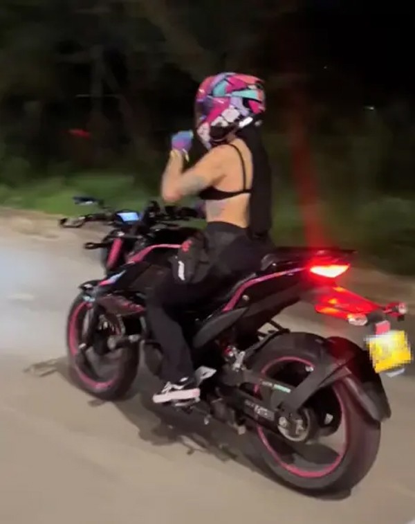 Karen, 25 tuổi, nổi tiếng với những pha lái xe mạo hiểm và phong cách thời trang hở bạo. Ảnh: Jam Press