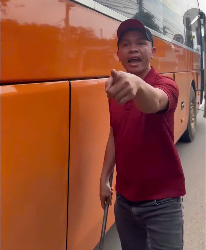 Lơ xe cầm gậy xuống đe dọa người đi xe máy