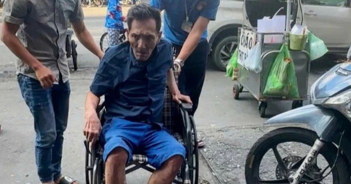 Nghệ sĩ Thương Tín phải ngồi xe lăn, cân nặng chỉ còn 40 kg