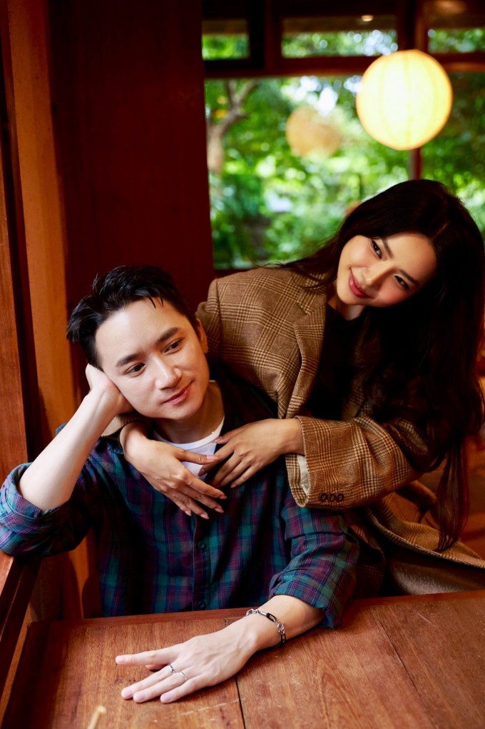 Hôm 1/12, nhạc sĩ Phan Mạnh Quỳnh đăng ảnh kỷ niệm 10 năm bên bà xã Khánh Vy và thổ lộ: "Hành trình bên nhau đầy những kỷ niệm, những dấu mốc cuộc đời, những giai đoạn buồn vui. Cảm ơn em".