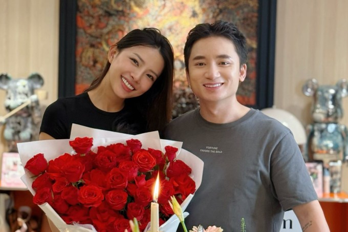 Bà xã cảm ơn Phan Mạnh Quỳnh vì đã đến, cùng cô lớn lên và xây dựng gia đình nhỏ. Cô nhắn gửi chồng rằng cả hai đều có những bài học trưởng thành và nhiều năm nữa vẫn phải học để nhường nhịn, đồng hành và yêu thương nhau. Theo cô, điều quan trọng nhất là cả hai cùng nhìn về một hướng, để gia đình luôn là điểm tựa và nguồn năng lượng tốt.