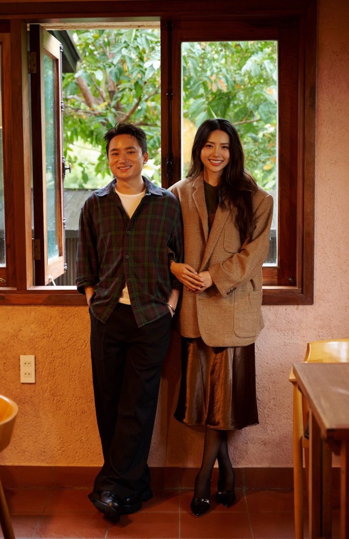 Khánh Vy cũng đăng ảnh và cho biết hai người yêu nhau lúc còn trẻ dại và không ngờ có thể đi xa như vậy. "10 năm chẳng phải một đời người nhưng đủ dài để trải qua bao nhiêu thử thách, lúc thăng lúc trầm, có lúc nhìn thấy yêu lắm luôn nhưng cũng có lúc sao mà không ưa, cũng có đôi khi bình lặng, mặc dù bình lặng ấy không kéo dài được lâu", cô nói.