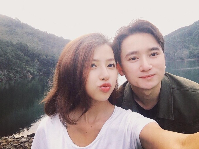 "Hồi đó, em nghĩ anh ấy có tài có đức, tiền rồi sẽ có nên đầu tư thời gian vào mối quan hệ, tập trung làm hậu phương. Rồi 3-4 năm sau, sự nghiệp của anh ấy cũng hòm hòm. Lúc anh ấy có chút tiền là lúc cãi lộn nhiều nhất. Em chia tay và nghĩ 3-4 năm thì có sao đâu, coi như đầu tư thất bại. Chia tay cỡ một tháng thì anh ấy lại cầu hôn rồi từ lúc cầu hôn là anh ấy đưa em giữ tiền. Từ cột mốc đó, hai đứa vẫn cãi lộn nhưng không chia tay nữa. Nên đừng ai đồn em đến vì tiền nha. Em đến vì tài năng, ở lại mới vì tiền", bà xã Phan Mạnh Quỳnh cho biết thêm.