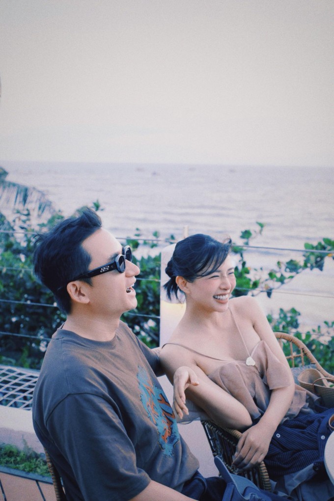 Vợ chồng Phan Mạnh Quỳnh - Khánh Vy cũng được nhiều fan yêu thích vì những màn đối đáp hài hước, trêu chọc nhau trên mạng xã hội. Họ nhận xét cả hai hợp nhau vì cùng là "vựa muối" hài hước, tếu táo.