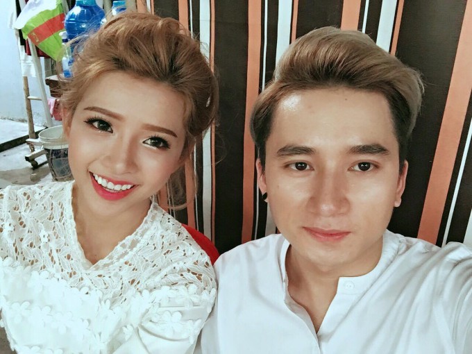 Phan Mạnh Quỳnh từng tiết lộ lúc mới quen, anh tự biết mình trí nhớ ngắn hạn nên khuyến khích bạn gái chọn ngày kỷ niệm vào đầu tháng cho dễ nhớ. Thế nhưng, anh vẫn hay quên nên nhiều lần bị cô giận dỗi.