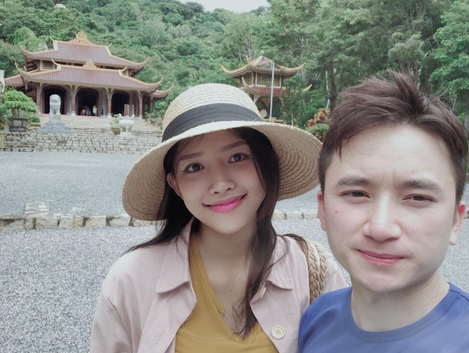 Bà xã Phan Mạnh Quỳnh cho biết nhiều người nói cô đến với anh vì tiền nhưng thực tế lúc mới yêu anh chưa có tiền, đôi khi còn thiếu và phải vay cô. "Hồi đó anh ấy là ca sĩ, cũng có hit rồi. Ngay cả người trong nhà cũng nghĩ anh ấy có tiền nhưng chỉ người trong cuộc mới biết nên tôi có tiếng mà không có miếng", Huỳnh Khánh Vy kể.