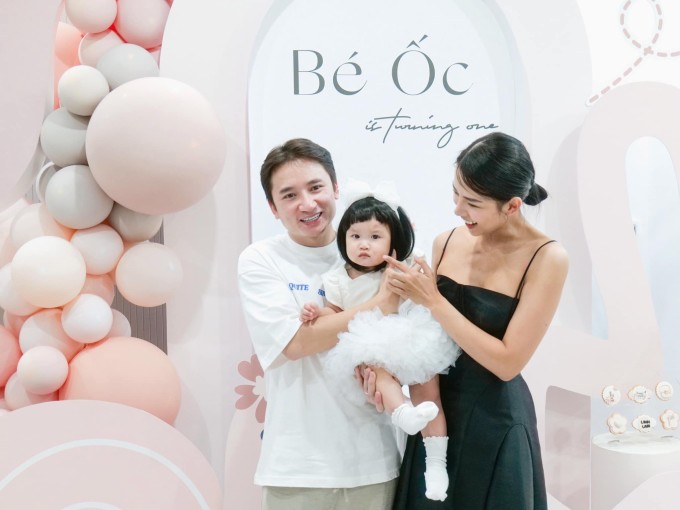 Vợ chồng Phan Mạnh Quỳnh bắt đầu hẹn hò vào tháng 12/2015, trải qua nhiều thăng trầm, từng có giai đoạn chia tay rồi hội ngộ trước khi đi đến quyết định kết hôn. Họ tổ chức thánh lễ hôn phối và lễ cưới hồi đầu năm 2021 và có con gái vào đầu năm 2023. Bé được đặt tên ở nhà là Ốc.