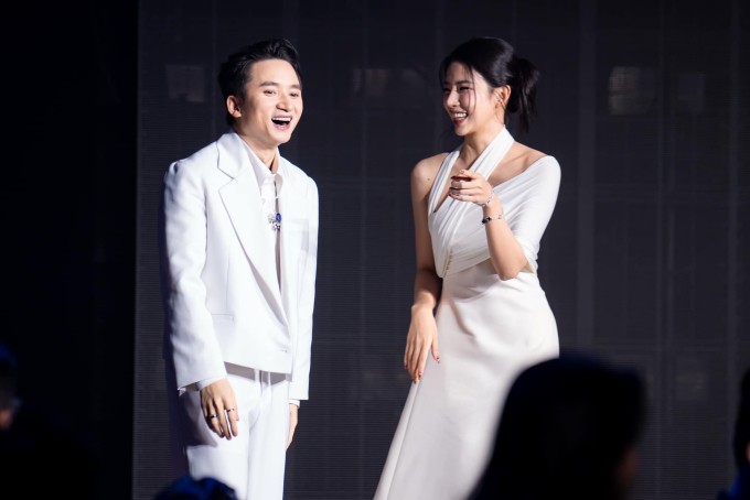 Khánh Vy luôn đồng hành với Phan Mạnh Quỳnh trong các sự kiện quan trọng. Nhạc sĩ cho biết sự hiện diện của bà xã giúp anh cảm thấy yên tâm hơn trong mọi việc.