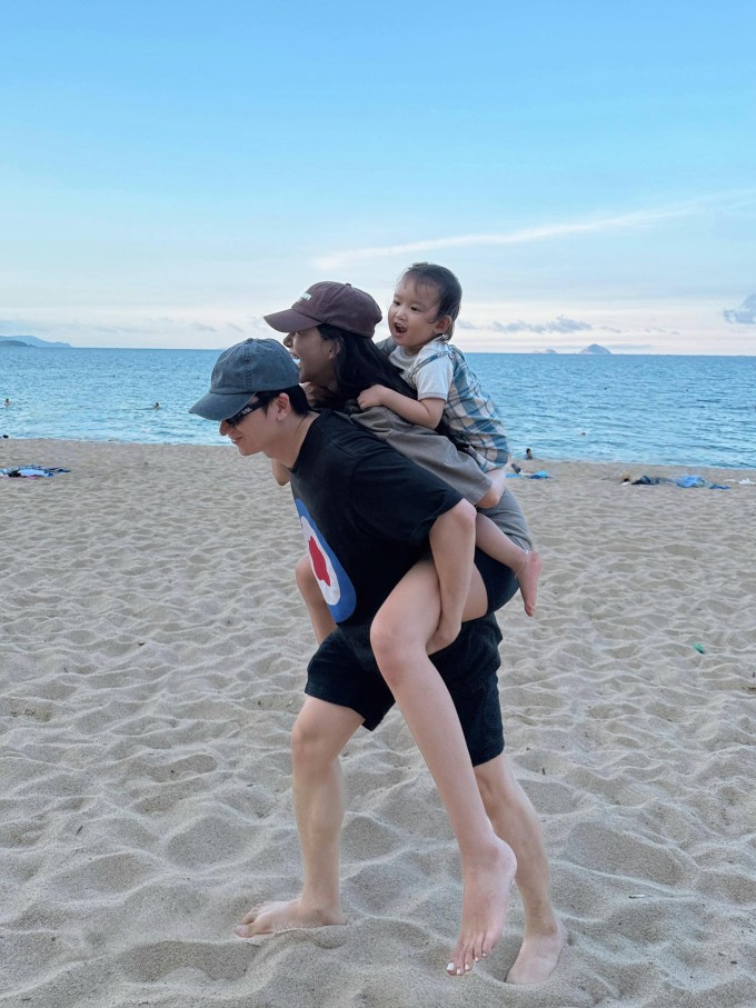 Những ngày thảnh thơi, vợ chồng nhạc sĩ "Có chàng trai viết trên cây" thường cùng nhau đi dạo biển, hẹn hò ăn trưa trong lúc con đi học hoặc cùng đưa con đi chơi mỗi buổi chiều.