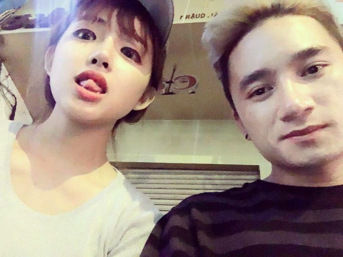 Phan Mạnh Quỳnh - Khánh Vy khi mới yêu. Thời điểm ấy, Phan Mạnh Quỳnh mới lập nghiệp, nổi tiếng với ca khúc "Vợ người ta" còn Khánh Vy là một hot girl với phong cách ngọt ngào, dễ thương.