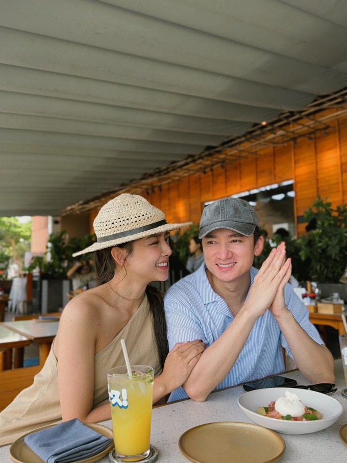 Gia đình Phan Mạnh Quỳnh hiện sống ở Nha Trang, quê nhà Khánh Vy. Người đẹp vui vì ông xã cũng phải lòng quê vợ, cùng nhau xây đắp cuộc sống ở thành phố biển.