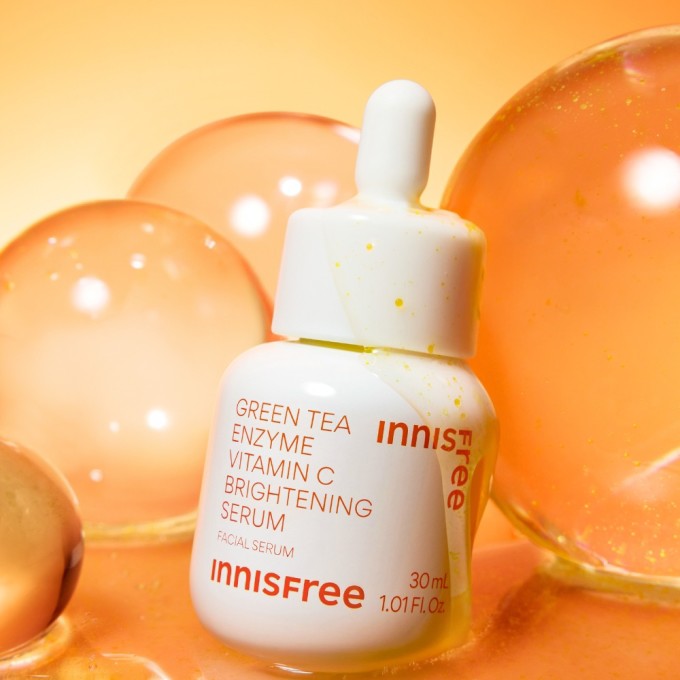 Innisfree Jeju Vitamin C Serum Serum làm sáng da, mờ thâm, chống oxy hóa, thẩm thấu nhanh và phù hợp dùng hàng ngày. Giá tham khảo: 450.000 đồng