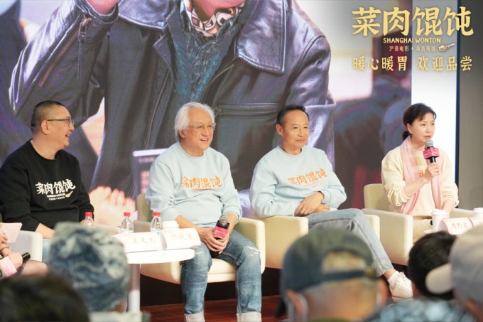 Chu Dã Mang (thứ hai từ phải sang) dự họp báo phim mới. Ảnh: SW