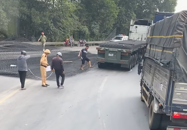 Hai người đi xe máy trên đường không kịp né tránh đã bị các tấm thép lao trúng, bị thương.