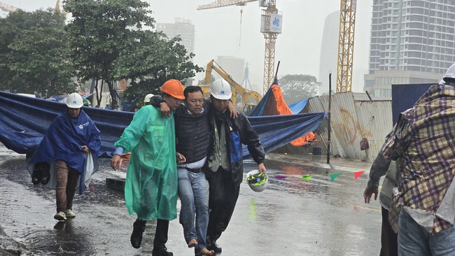 Một công nhân bị thương được đưa đi cấp cứu