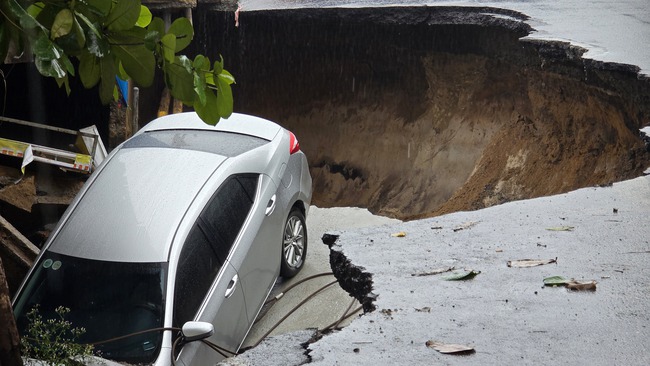 Sạt lở tạo hố tử thần, kéo dài đến nửa đường Nguyễn Công Trứ