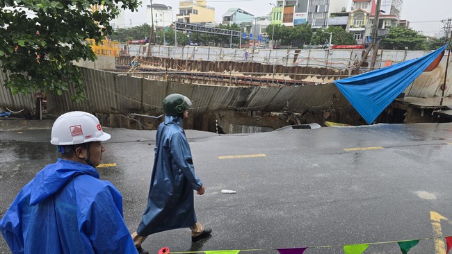 Lực lượng chức năng có mặt, tìm cách đưa phương tiện lên vị trí an toàn