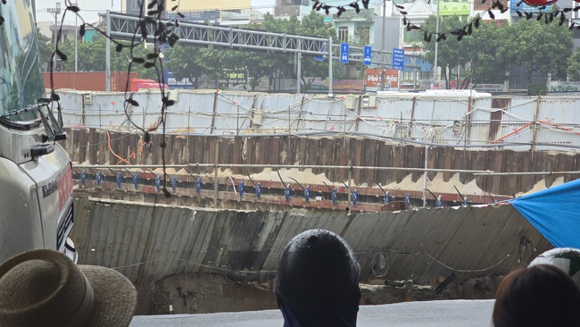 Vị trí sạt lở nằm ngay bên công trường, hiện đang thi công hạng mục múc móng