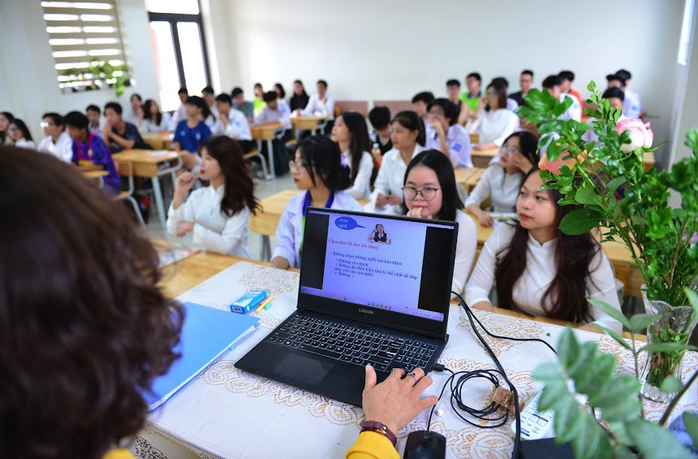 Bộ GD-ĐT nhấn mạnh quan điểm ưu tiên điều kiện đi lại an toàn, khoảng cách hợp lí, hạn chế chi phí và rủi ro cho học sinh khi sắp xếp các trường học