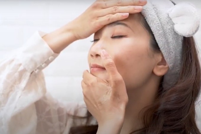 Thói quen massage da giúp tăng lưu thông máu, hỗ trợ dưỡng chất chăm sóc da thẩm thấu dễ dàng hơn.