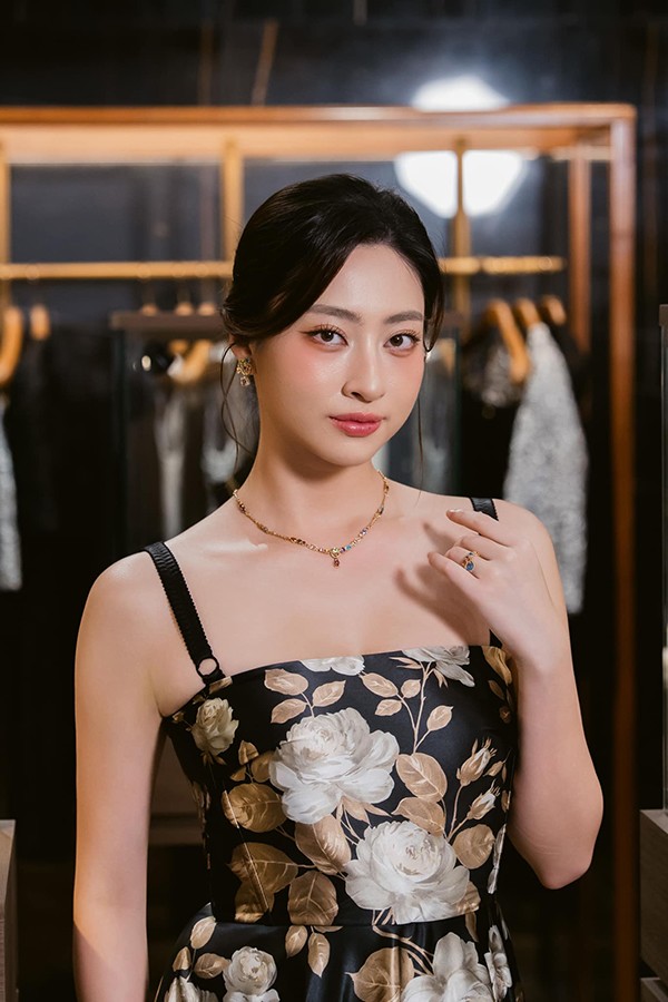 Lương Thùy Linh thời gian gần đây khiến khán giả chú ý bởi gương mặt bầu bĩnh có dấu hiệu tăng cân. Dù vậy, khán giả vẫn dành lời khen cho làn da đều màu, khỏe khoắn của người đẹp.