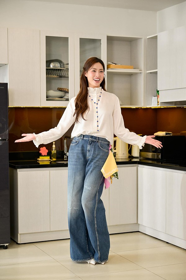 Đã nhất dáng lại còn nhì da nên Lương Thùy Linh luôn tỏa sáng trong rất nhiều khung hình. Để có làn da đều màu, căng bóng, người đẹp rất chú trọng bảo vệ da dưới ánh nắng vì người đẹp quan niệm "da muốn trắng trước tiên phải khỏe".