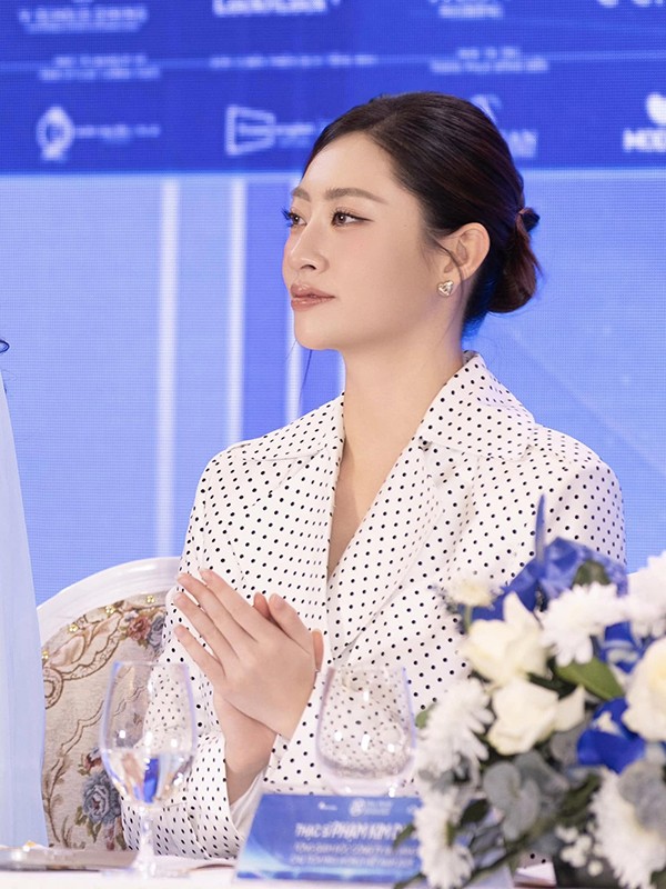 Hoa hậu cho biết cô hạn chế ra đường từ trưa đến 15h vì đây là thời điểm các tia cực tím (UVA, UVB, UVC) và tia hồng ngoại có cường độ mạnh nhất.