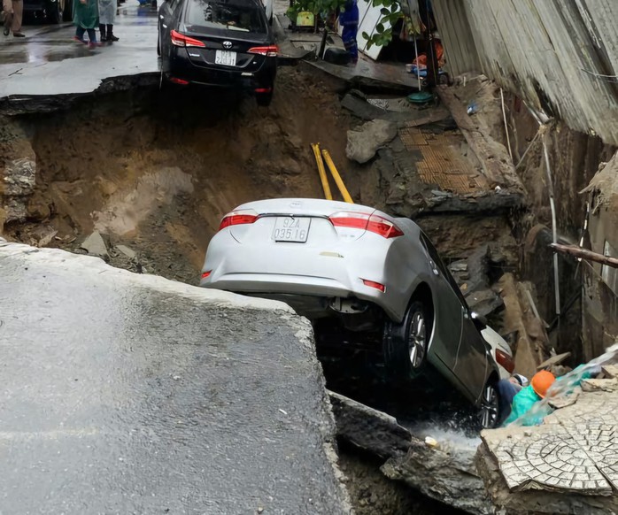 2 ô tô bị "hố tử thần" nuốt chửng