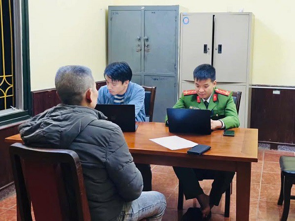 Ông N.T.L (ngoài cùng bên trái) tại cơ quan Công an. Ảnh: Công an tỉnh Phú Thọ.