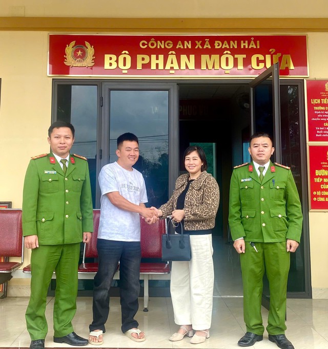 Công an xã Đan Hải và chị Thủy trao trả lại 300 triệu đồng cho anh Đạt.