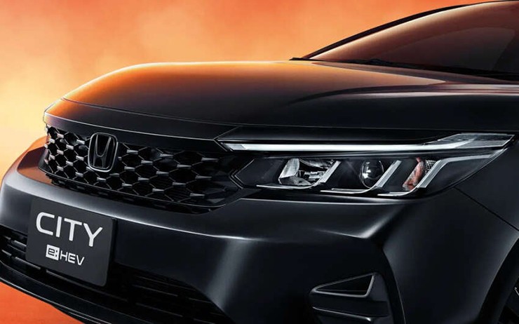 Ngoại thất xe có nhiều chi tiết sơn đen bóng