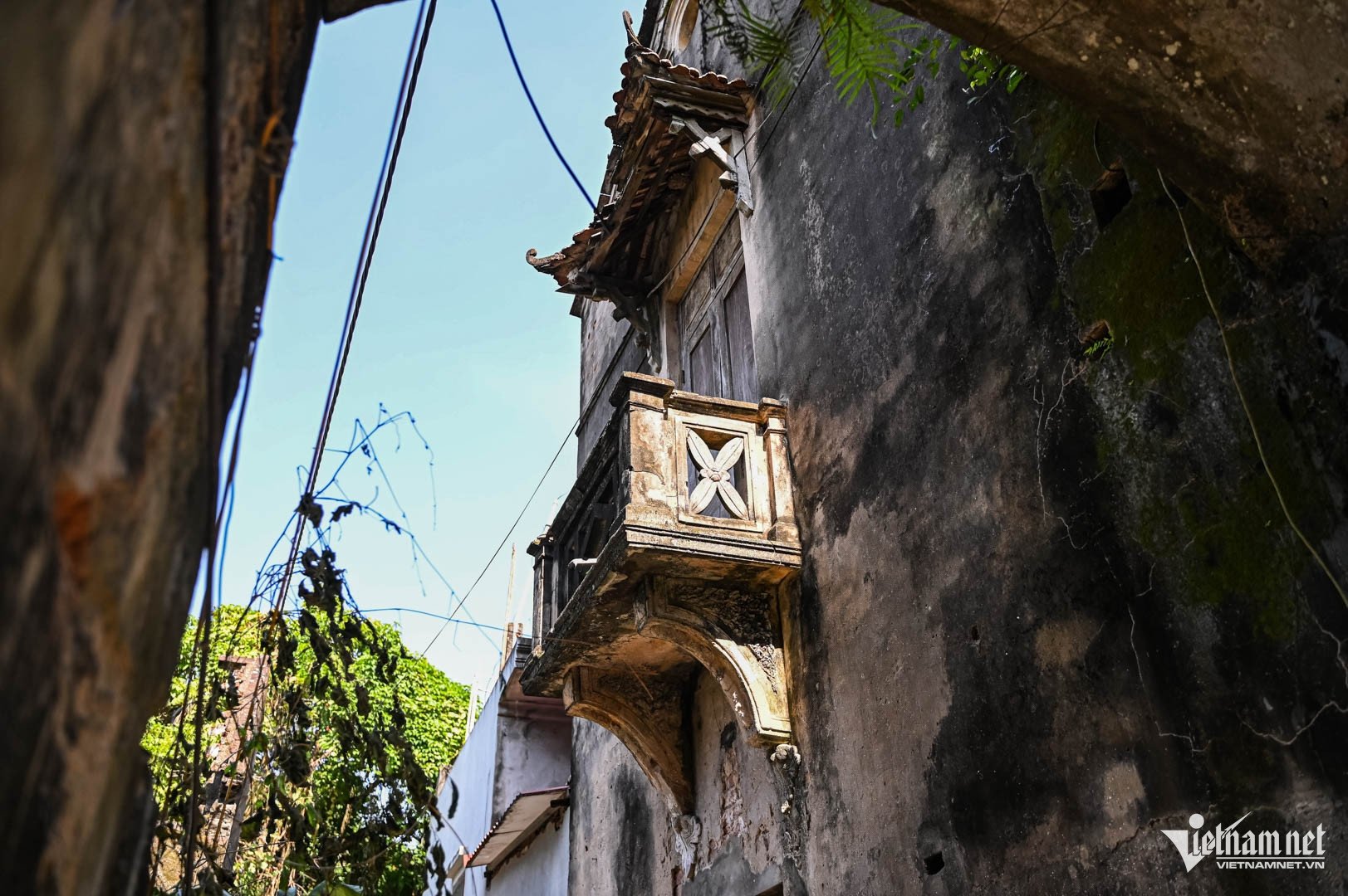 Ngôi nhà của gia đình anh Trần Đình Thông (47 tuổi) từng là biệt thự rất bề thế trong ngôi làng, mang đặc trưng kiến trúc Pháp. Ảnh: Nguyễn Huy