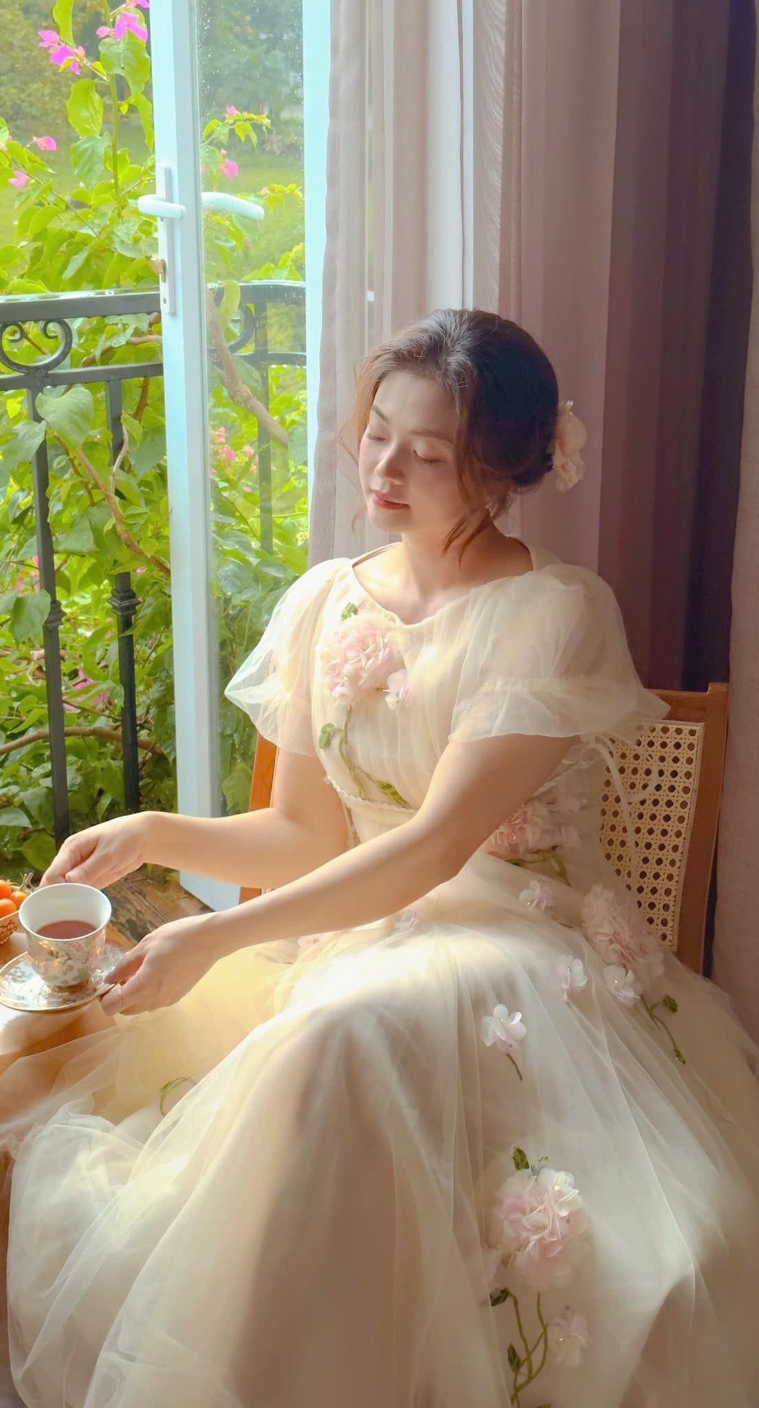 Trong phim, NSƯT Kiều Anh vất vả tảo tần lo cho gia đình nhưng thực tế ngoài đời cô có nhan sắc lẫn cuộc sống như "nàng thơ". Ở tuổi U50 nhưng nhan sắc của nữ nghệ sĩ vẫn xinh đẹp và trẻ trung.