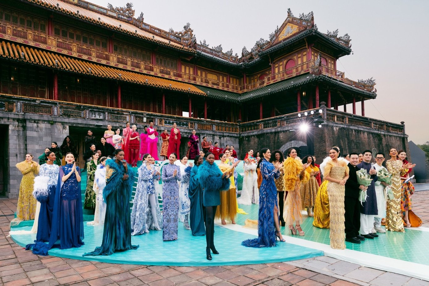 Sau những hoạt động chào sân sôi động tại TP.HCM, hành trình Miss Cosmo 2025 bước vào giai đoạn hấp dẫn với điểm dừng chân đầu tiên tại Cố đô Huế. Tại đây, hơn 70 hoa hậu quốc tế nhanh chóng hòa nhịp cùng văn hóa địa phương qua những trải nghiệm đặc sắc, từ tham quan chùa Thiên Mụ đến thưởng thức ẩm thực và các đặc sản đa dạng của vùng đất cố đô.