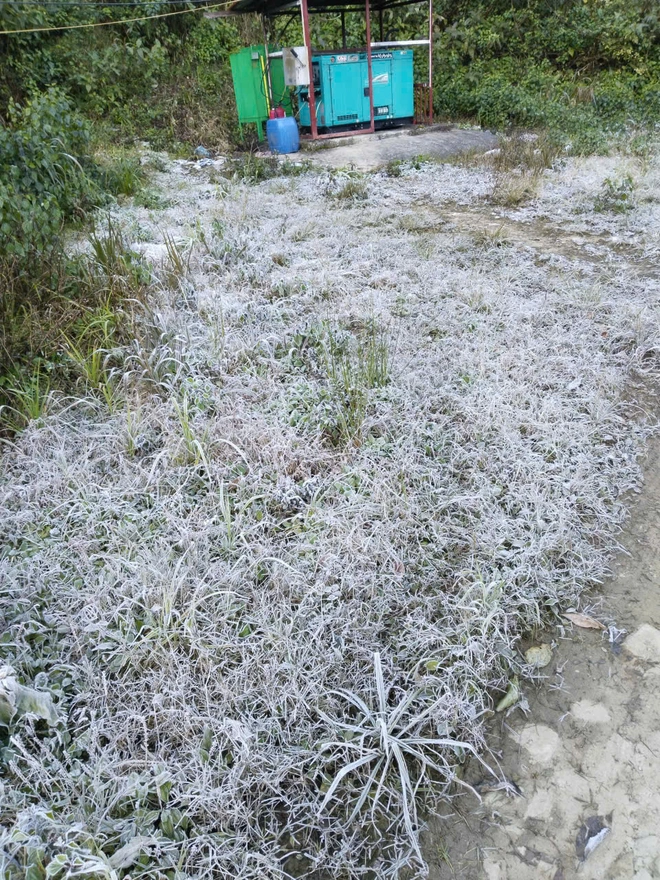 Sương mù phủ trắng quốc lộ, băng giá xuất hiện ở vùng biên Nghệ An - 3