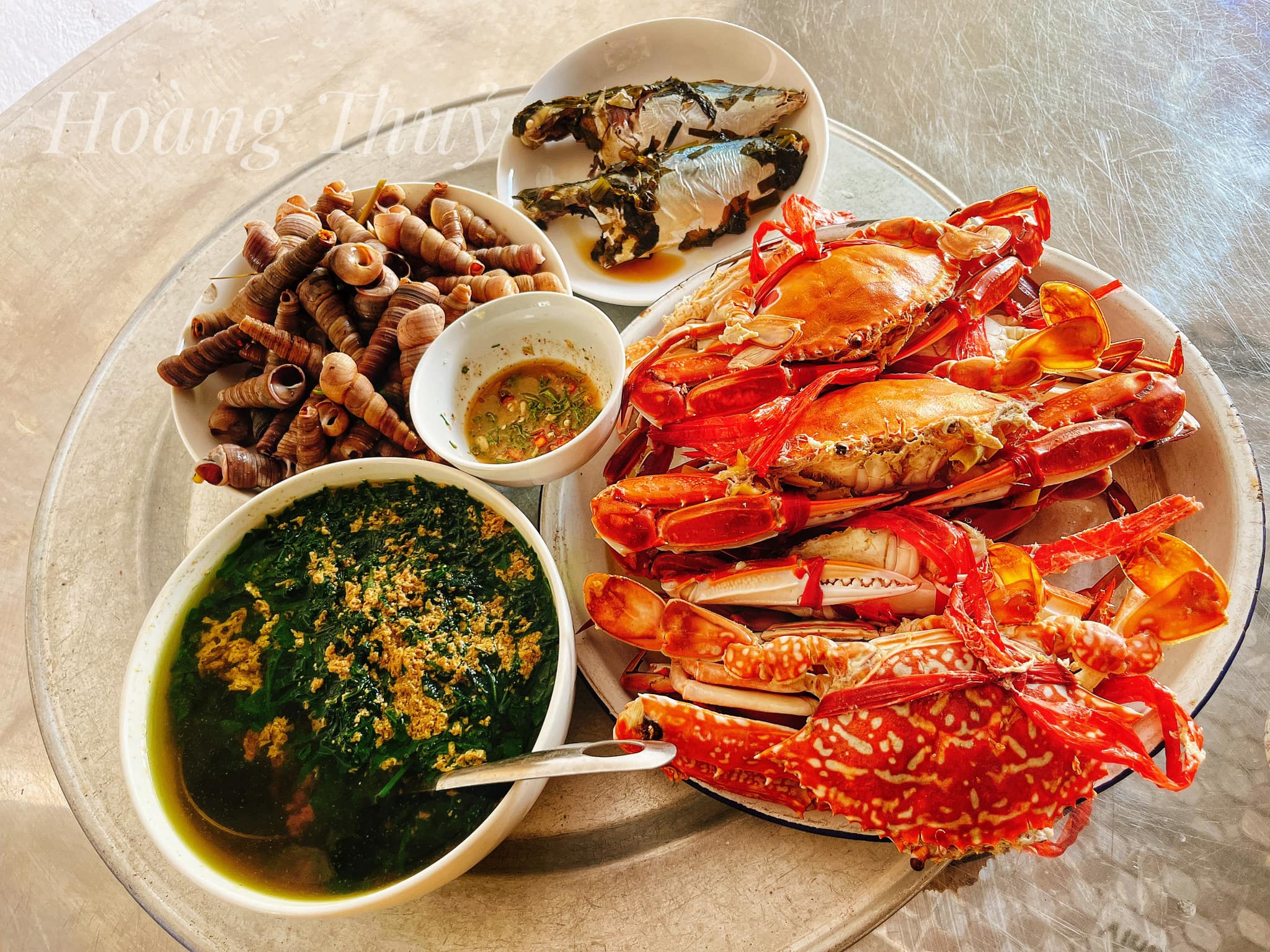 Ghẹ luộc - Canh rau tập tàng - Ốc luộc - Cá bạc má nấu rau vông vang