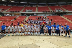 Thầy trò Kim Sang Sik tri ân người hâm mộ, Đình Bắc lễ phép với HLV U22 Lào