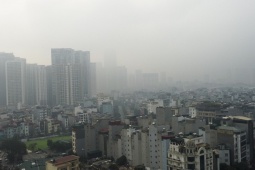 Tòa nhà cao tầng 'biến mất' sau lớp mù dày đặc