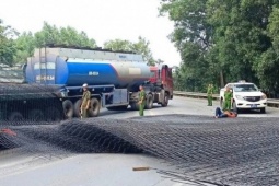 Hàng chục tấn thép rơi từ xe đầu kéo trúng 2 người đi đường