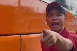 Tin tức trong ngày - Bức xúc với clip 49 giây ghi lại cảnh lơ xe khách cầm gậy đe dọa, chỉ vào mặt người đi xe máy