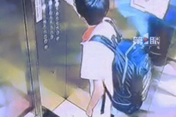 Bạn trẻ - Cuộc sống - Bé trai 11 tuổi bình tĩnh xử lý sự cố thang máy rơi