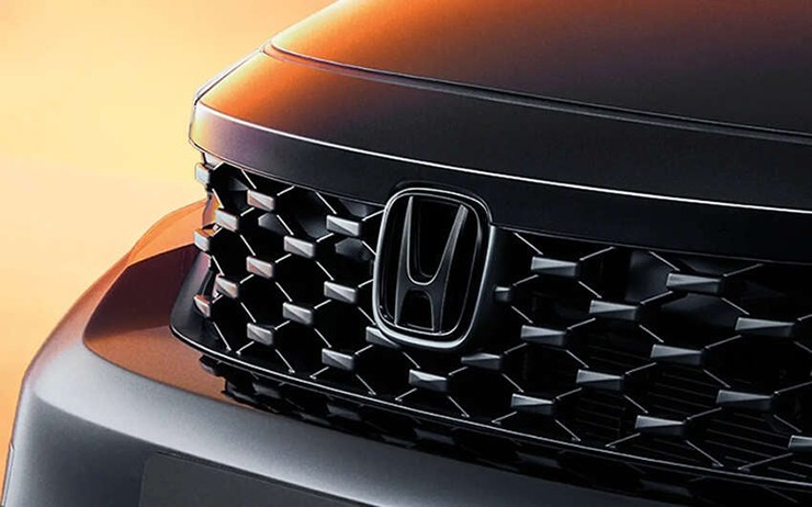 Ngoại thất xe có nhiều chi tiết sơn đen bóng