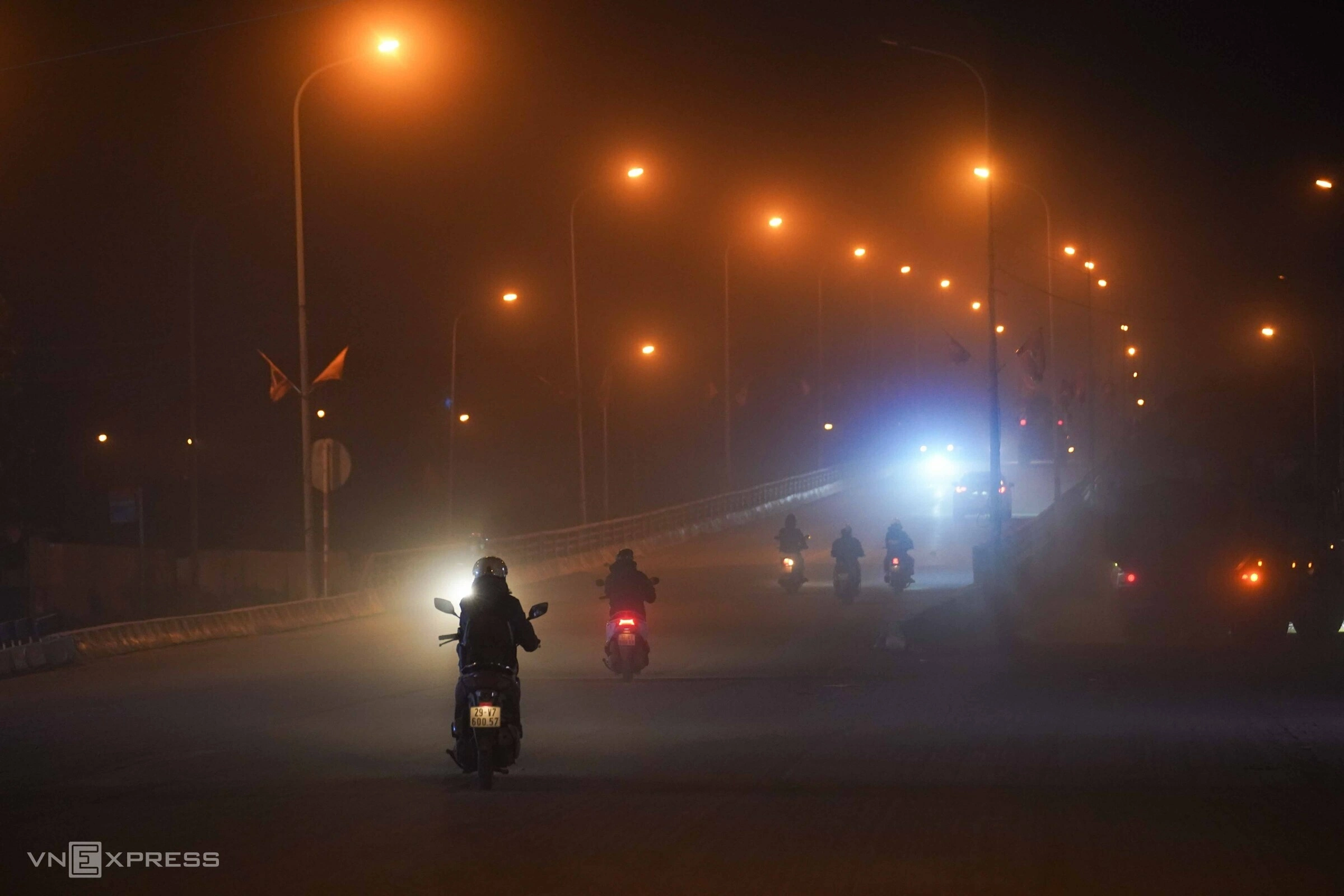 Hà Nội ô nhiễm không khí từ sáng đến đêm - 17